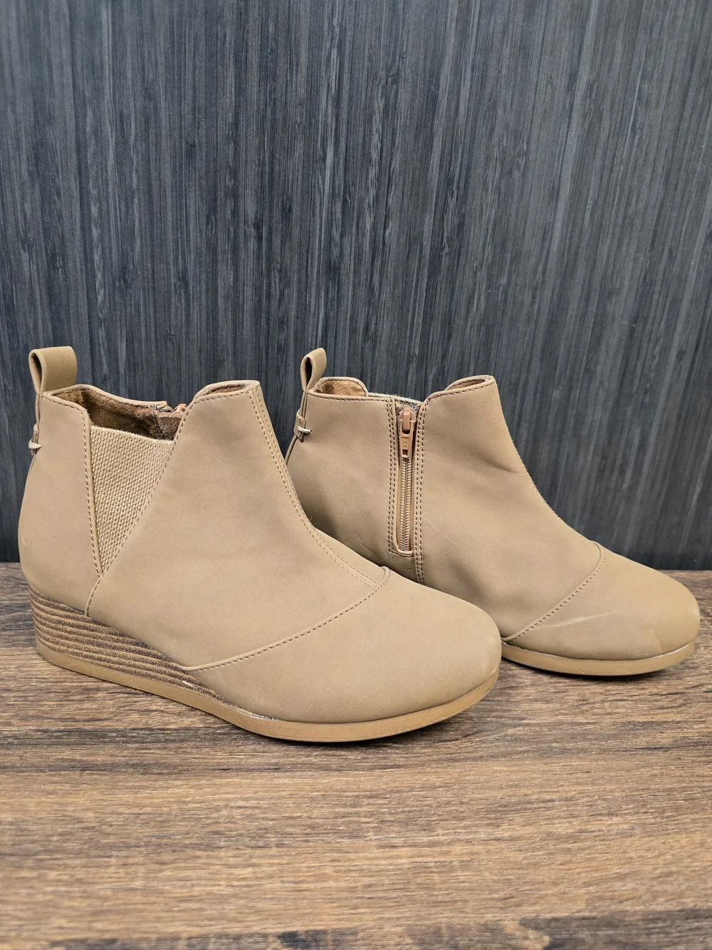 TOMS Girls Tan Chelsea Wedge Ankle Boots Youth Size 3 Side Zip Casual Booties